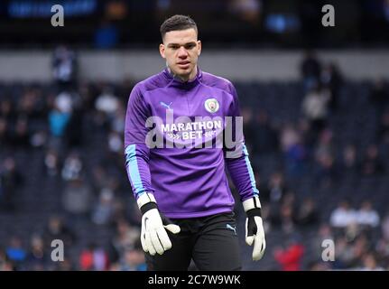 LONDON, ENGLAND - 2. FEBRUAR 2020: Ederson Santana de Moraes of City vor dem Premier League-Spiel 2019/20 zwischen Tottenham Hotspur und Manchester City im Tottenham Hotspur Stadium. Stockfoto