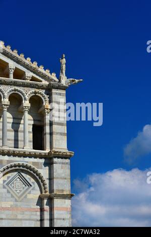 Pisa Kathedrale romanische Fassade Detail, im 12. Jahrhundert abgeschlossen (mit Kopie Raum) Stockfoto