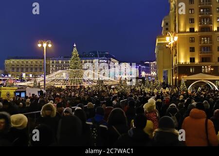 Moskau, Russland - 2. Januar 2019: Menschen zu Fuß in der Altstadt von Moskau zu Neujahr und Weihnachtsfeier auf Manezhnaya Platz dekoriert Stockfoto