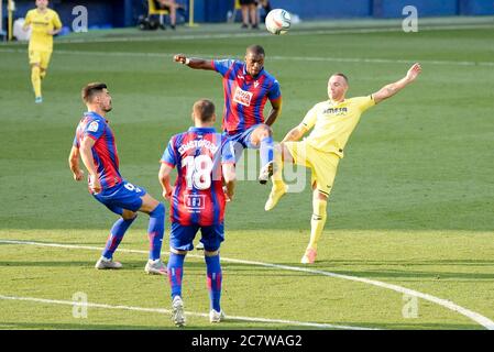 FUSSBALL - VILLARREAL VS EIBAR Santi Cazorla, Diop in Aktion während der spanischen Liga, La Liga, Fußballspiel zwischen Villarreal und Eibar am 19. juli 2020 im Ceramica Stadion in Castellon, Spanien. Foto: Xisco Navarro Quelle: CORDON PRESS/Alamy Live News Stockfoto