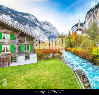 Fantastische Herbstansicht des Lauterbrunnens Dorf mit herrlichem Wasserfall Staubbach und Schweizer Alpen im Hintergrund. Lage: Lauterbrunnen Dorf, Stockfoto