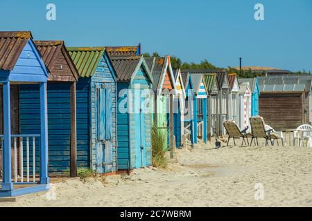 Strandhütten am West Wittering Beach, West Sussex, England Stockfoto