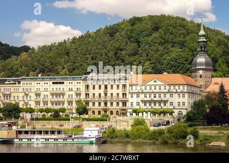 Sächsische Schweiz Bad Schandau Sachsen Deutschland historische Kurhäuser auf Die Uferpromenade der Elbe und die Kirche in Das Stadtzentrum Stockfoto