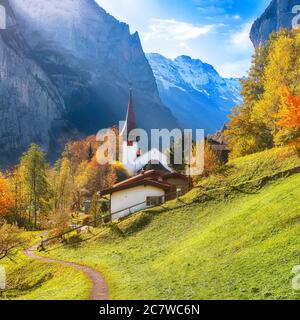 Faszinierende Herbstansicht der Lauterbrunnen Kirche. Ort: Lauterbrunnen Dorf, Berner Oberland, Schweiz, Europa. Stockfoto