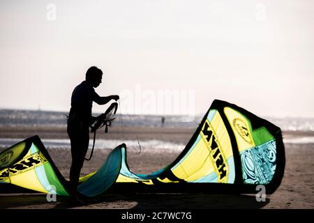 Packen Sie am Ende eines Tages Kitesurfen Stockfoto