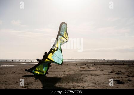 Packen Sie am Ende eines Tages Kitesurfen Stockfoto