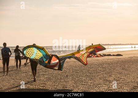 Packen Sie am Ende eines Tages Kitesurfen Stockfoto