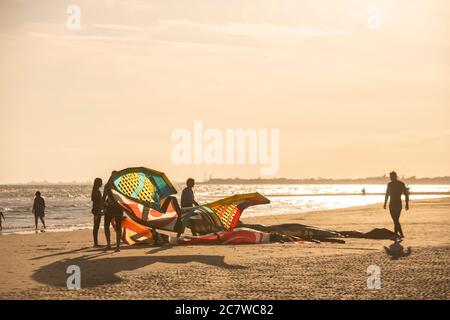 Packen Sie am Ende eines Tages Kitesurfen Stockfoto