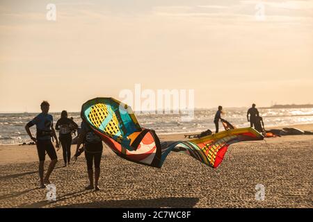 Packen Sie am Ende eines Tages Kitesurfen Stockfoto