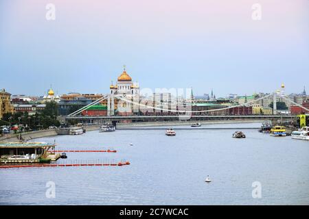 Moskau, Russland - 14. Juli 2018: Morgenblick auf den Moskauer Fluss, die Krimbrücke und die Christ-Erlöser-Kathedrale in Moskau bei Sommeranbruch Stockfoto