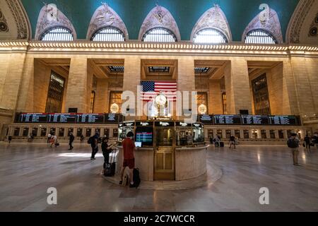 Grand Central Station, New Yorks verkehrsreichster Verkehrsknotenpunkt, fast verlassen auf Rush Hour, auch wenn die Stadt auf Phase 3 Wiedereröffnung seit 6. Juli ist Stockfoto