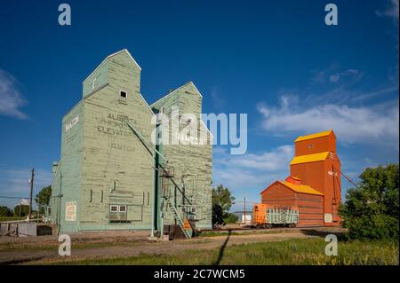 Aufzug Reihe in Nanton Alberta im Sommer. Diese Getreideaufzüge sind als denkmalgeschützte Gebäude erhalten geblieben. Stockfoto