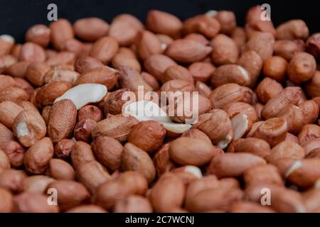Nahaufnahme von gebratenen Erdnüssen. Garvorgang. Stockfoto