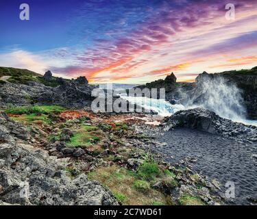 Unglaubliche Landschaft Szene Geitafoss Wasserfall. Geitafoss Kaskade in der Nähe des Godafoss Wasserfalls. Lage: Bardardardalur Tal, Skjalfandafljot Fluss, Eis Stockfoto