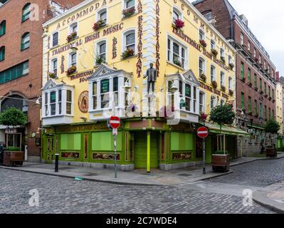 Der Oliver St John Gogarty Pub in Temple Bar, normalerweise ein Bienenstock von Aktivitäten an einem Freitagnachmittag, hier vorübergehend geschlossen wegen des Coronavirus. Stockfoto