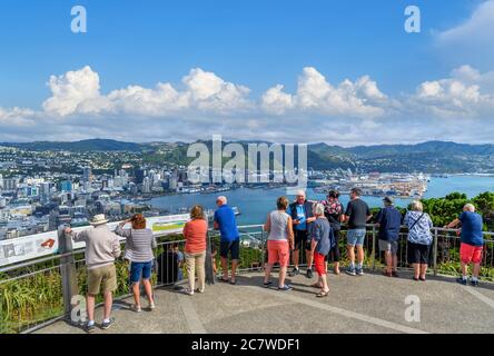 Touristen, die vom Mount Victoria Lookout, Wellington, Neuseeland aus den Blick auf das zentrale Geschäftsviertel haben Stockfoto