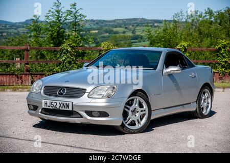 Mercedes Benz SLK 32 AMG parkte an einem sonnigen Tag auf einem Schotterparkplatz in Derbyshire Stockfoto