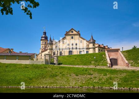 Nesvizh Schloss im Sommer Tag mit blauen Himmel. Tourismus-Wahrzeichen in Weißrussland, Kulturdenkmal, alte Festung Stockfoto