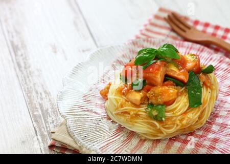 Im Sommer gekühlte Pasta mit frischen Tomaten und Basilikum Stockfoto