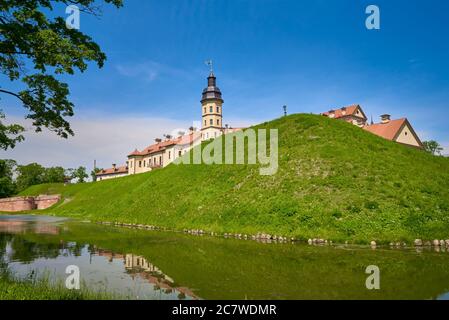 Nesvizh Schloss im Sommer Tag mit blauen Himmel. Tourismus-Wahrzeichen in Weißrussland, Kulturdenkmal, alte Festung Stockfoto