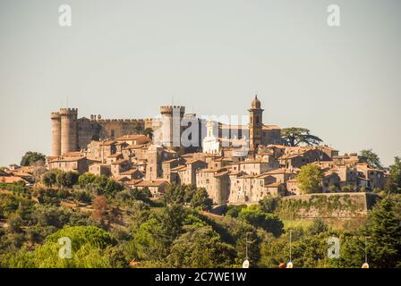 Bracciano, Italien - September 2011: Das mittelalterliche Schloss 'Castello Orsini-Odescalchi', das über der Stadt Bracciano auf dem Hügel steht. Stockfoto