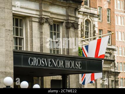 LONDON, ENGLAND - JUNI 2018: Außenansicht des Grosvenor House Hotels in der Park Lane im Zentrum von London Stockfoto