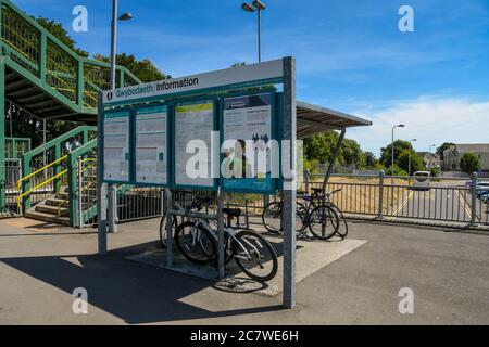 Llantwit Major, Vale of Glamorgan, Wales - Juli 2018: Fahrplanausstelltafel und Fahrraddepot am Llantwit Major Bahnhof Stockfoto