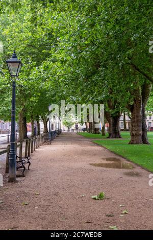 Kiesweg am Rande des Queen Square Parks, Bristol, Großbritannien. Keine Menschen Stockfoto