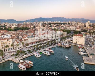 Split, Kroatien - August 15 2019: Ein sommerliches Stadtbild, mit Diokletianspalast, Glockenturm der Kathedrale von St. Domnius & Riva Promenade, Abend Stockfoto