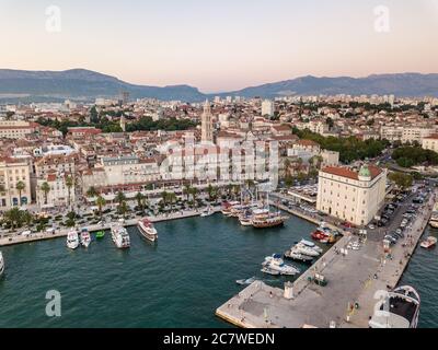 Split, Kroatien - August 15 2019: Ein sommerliches Stadtbild, mit Diokletianspalast, Glockenturm der Kathedrale von St. Domnius & Riva Promenade, Abend Stockfoto