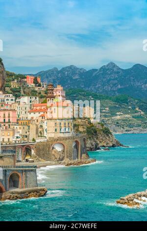 Luftaufnahme der Stadt Atrani an der Amalfiküste, Kampanien, Italien, Europa. Vertikale Ausrichtung Stockfoto