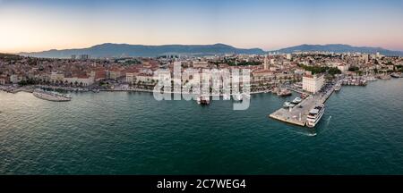 Split, Kroatien - August 15 2019: Panoramabild von Split, mit Diokletianspalast, Glockenturm der Kathedrale von St. Domnius & Riva Promenade, Abend Stockfoto
