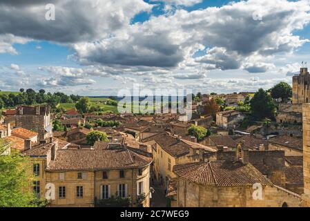 Bordeaux, Aquitanien, Frankreich. Luftaufnahme der alten mittelalterlichen französischen Stadt Saint Emilion. Berühmte französische Weinregion Stockfoto