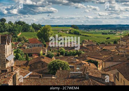 Luftaufnahme der alten mittelalterlichen französischen Stadt Saint Emilion mit Weinbergen in Aquitaine, Frankreich an sonnigen Tag. Berühmte französische Weinregion Stockfoto