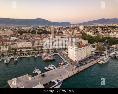 Split, Kroatien - August 15 2019: Ein sommerliches Stadtbild, mit Diokletianspalast, Glockenturm der Kathedrale von St. Domnius & Riva Promenade, Abend Stockfoto