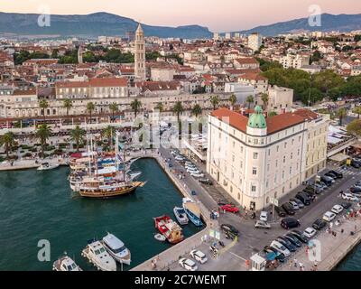 Split, Kroatien - August 15 2019: Ein sommerliches Stadtbild, mit Diokletianspalast, Glockenturm der Kathedrale von St. Domnius & Riva Promenade, Abend Stockfoto