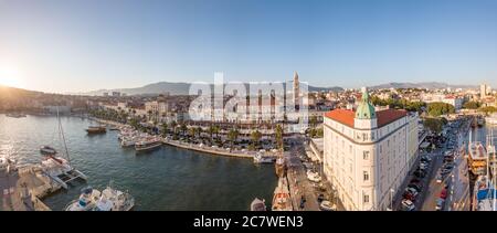 Split, Kroatien - August 15 2019: Panoramabild von Split, mit Diokletianspalast, Glockenturm der Kathedrale von St. Domnius & Riva Promenade, Abend Stockfoto