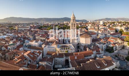 Split, Kroatien - August 15 2019: Ein sommerliches Stadtbild, mit Diokletianspalast, Glockenturm der Kathedrale von St. Domnius & Riva Promenade, Abend Stockfoto