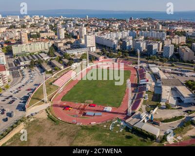 Split, Kroatien - August 19 2019: Eine Luftaufnahme des Stadions Park Mladeži Stadion, Leichtathletik-Strecke und Heimat des RNK Split Fußballverein. Stockfoto