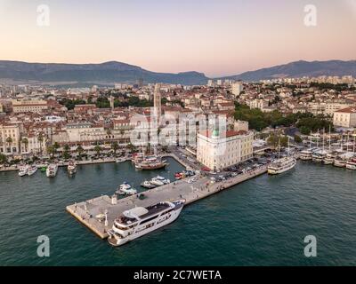 Split, Kroatien - August 15 2019: Ein sommerliches Stadtbild, mit Diokletianspalast, Glockenturm der Kathedrale von St. Domnius & Riva Promenade, Abend Stockfoto