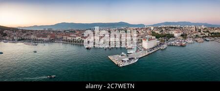 Split, Kroatien - August 15 2019: Panoramabild von Split, mit Diokletianspalast, Glockenturm der Kathedrale von St. Domnius & Riva Promenade, Abend Stockfoto