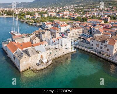 Split, Kroatien - August 19 2019: Luftaufnahme, alte Burg Kaštel Gomilica in der Nähe von Split, Kroatien an der dalmatinischen Küste. Drehort für Game of Thrones. Stockfoto