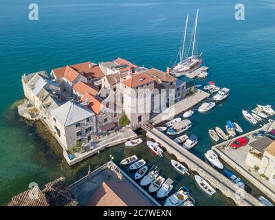 Split, Kroatien - August 19 2019: Luftaufnahme, alte Burg Kaštel Gomilica in der Nähe von Split, Kroatien an der dalmatinischen Küste. Drehort für Game of Thrones. Stockfoto