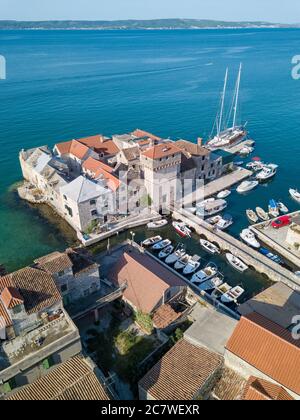 Split, Kroatien - August 19 2019: Luftaufnahme, alte Burg Kaštel Gomilica in der Nähe von Split, Kroatien an der dalmatinischen Küste. Drehort für Game of Thrones. Stockfoto