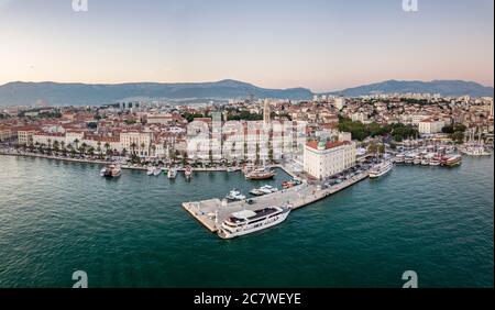 Split, Kroatien - August 15 2019: Panoramabild von Split, mit Diokletianspalast, Glockenturm der Kathedrale von St. Domnius & Riva Promenade, Abend Stockfoto