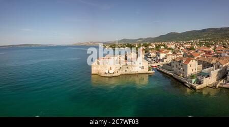 Split, Kroatien - August 19 2019: Luftaufnahme, alte Burg Kaštel Gomilica in der Nähe von Split, Kroatien an der dalmatinischen Küste. Drehort für Game of Thrones. Stockfoto