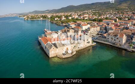 Split, Kroatien - August 19 2019: Luftaufnahme, alte Burg Kaštel Gomilica in der Nähe von Split, Kroatien an der dalmatinischen Küste. Drehort für Game of Thrones. Stockfoto