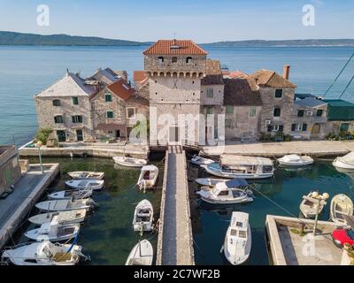 Split, Kroatien - August 19 2019: Luftaufnahme, alte Burg Kaštel Gomilica in der Nähe von Split, Kroatien an der dalmatinischen Küste. Drehort für Game of Thrones. Stockfoto