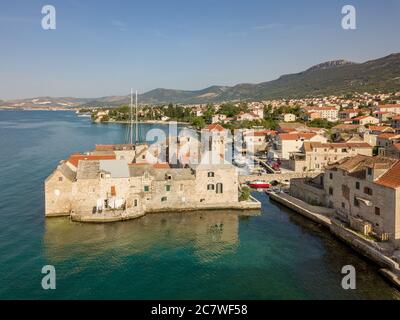 Split, Kroatien - August 19 2019: Luftaufnahme, alte Burg Kaštel Gomilica in der Nähe von Split, Kroatien an der dalmatinischen Küste. Drehort für Game of Thrones. Stockfoto