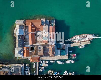 Split, Kroatien - August 19 2019: VogelAnsicht der alten Burg, Kaštel Gomilica, in der Nähe von Split, Kroatien an der dalmatinischen Küste. Ort für Game of Thrones. Stockfoto
